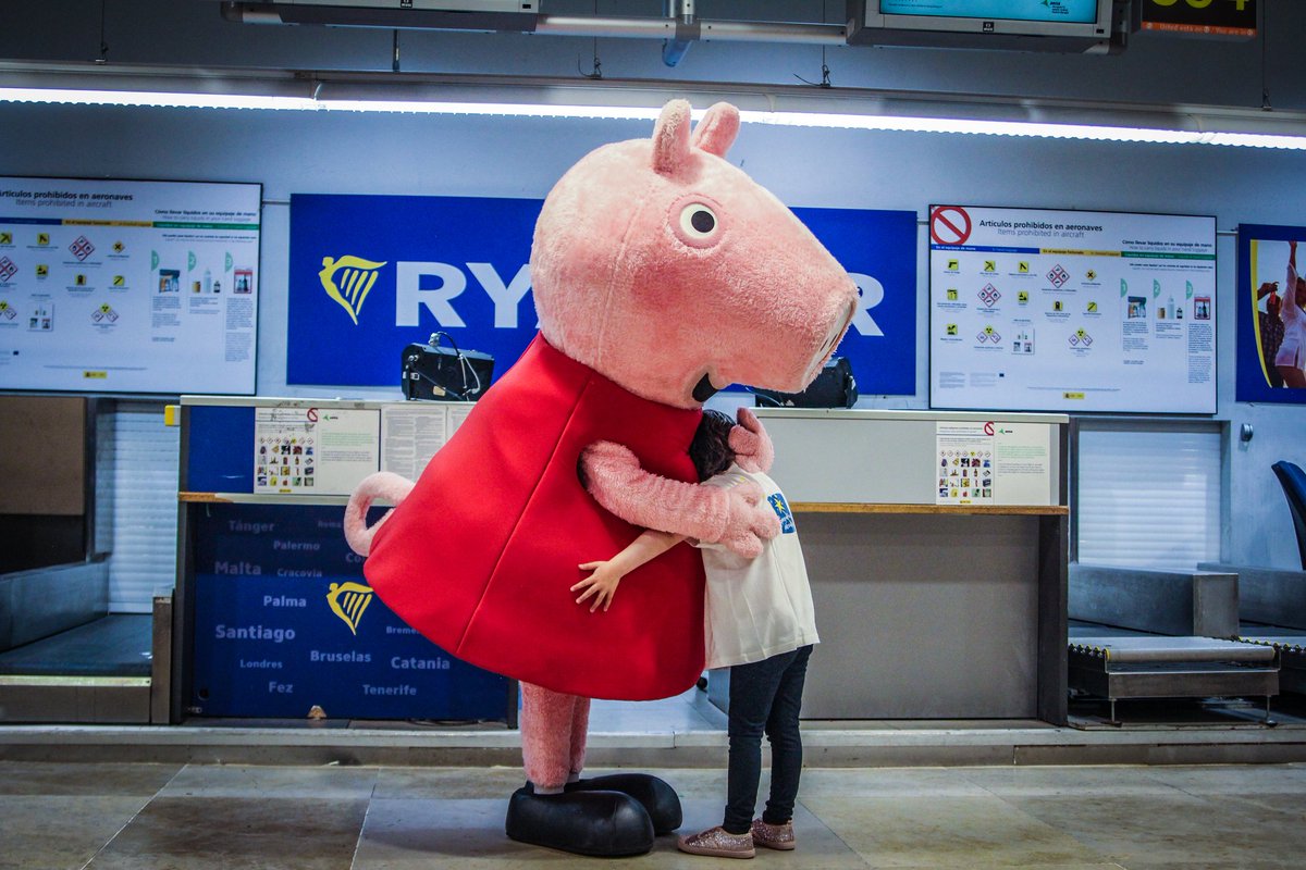 Sr_JOF's tweet photo. Cosas bonitas que pasan en un aeropuerto: Zaira y Peppa Pig se han conocido en la terminal.
Luego, peque + familia viajaron a Tenerife.
Colaboración chula de @Ryanair_ES y la @fpdeseo, que consigue cosas así de chulas para peques que viven una infancia dura por razones de salud. https://t.co/vDwAh9TiAu