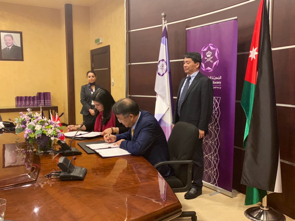RSSJor's tweet photo. Signing of the Memorandum of_l Understanding between the Royal Scientific Society of Jordan (#RSS) and Jiangsu Industrial Technology Research Institute (#JITRI).
#ScienceForSociety https://t.co/bf5JyhxBe9