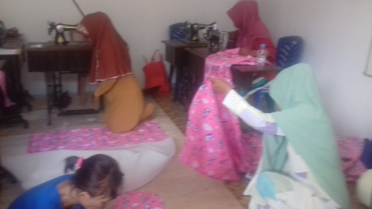 UNFPAIndonesia's tweet photo. #DevelopNewSkill : disaster-affected women join a sewing lesson at the #WomenFriendlySpace in Pantoloan Ova, Donggala district. It is part of skills training under the #PsychosocialSupport. #CentralSulawesi. @dfat @UNFPAasia https://t.co/zQVoWAU5O5