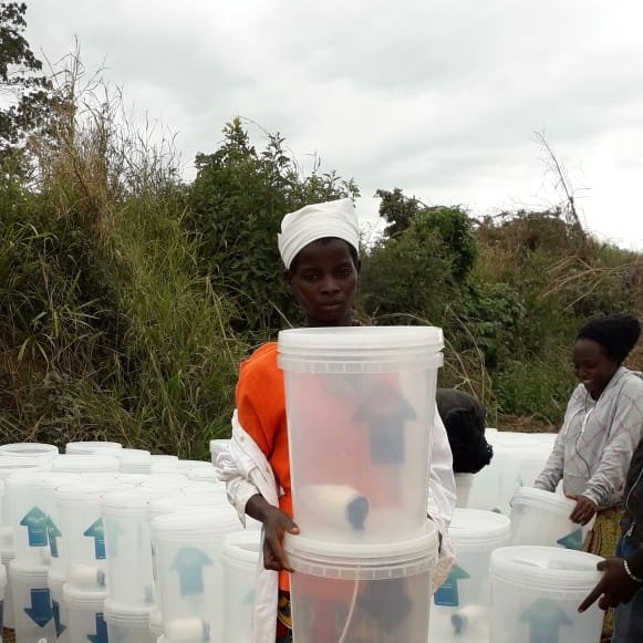 Caritas Chimoio distribui filtros para purificação de água em Dombe.