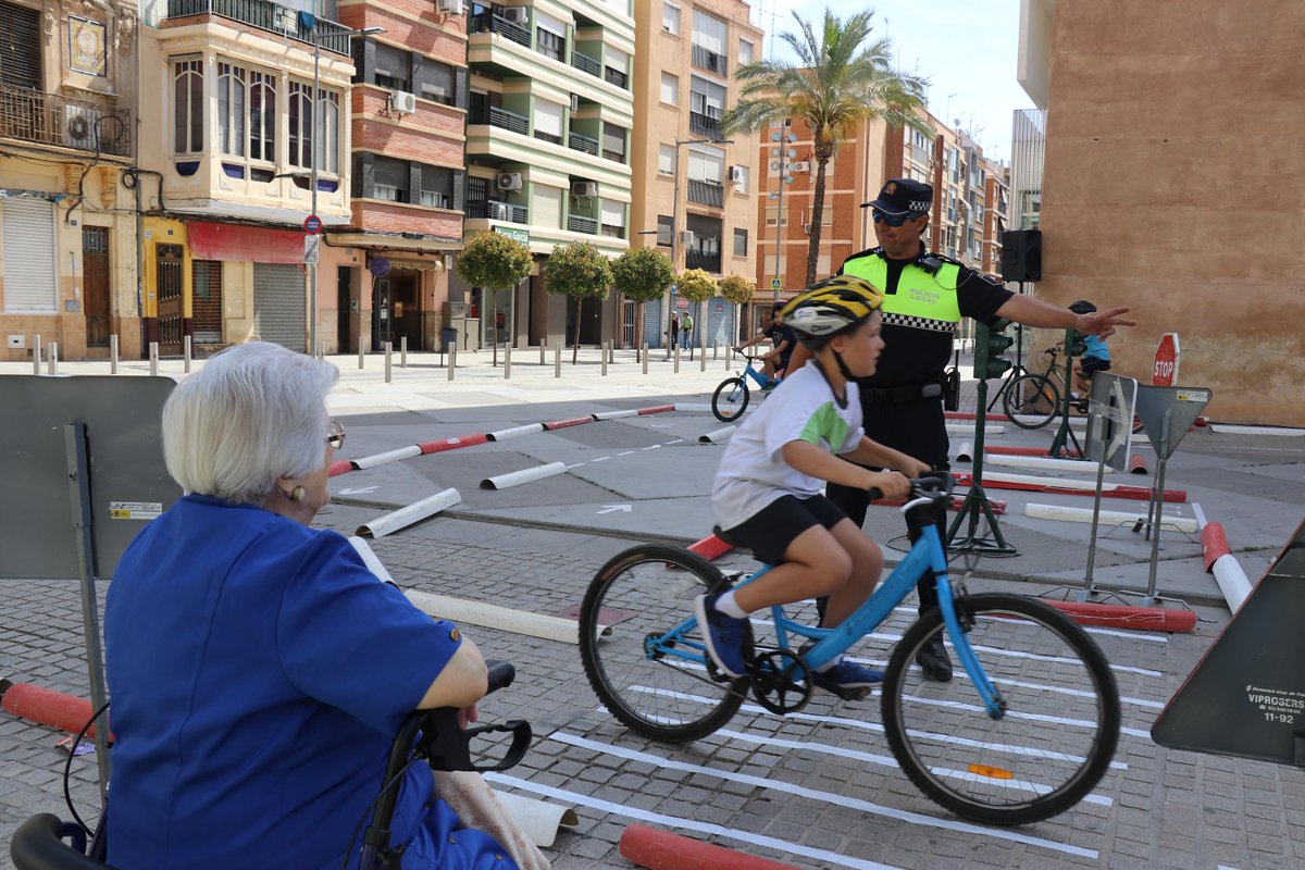 Cerca de los que más nos necesitan.
_________________________

Prop dels que més ens necesiten.