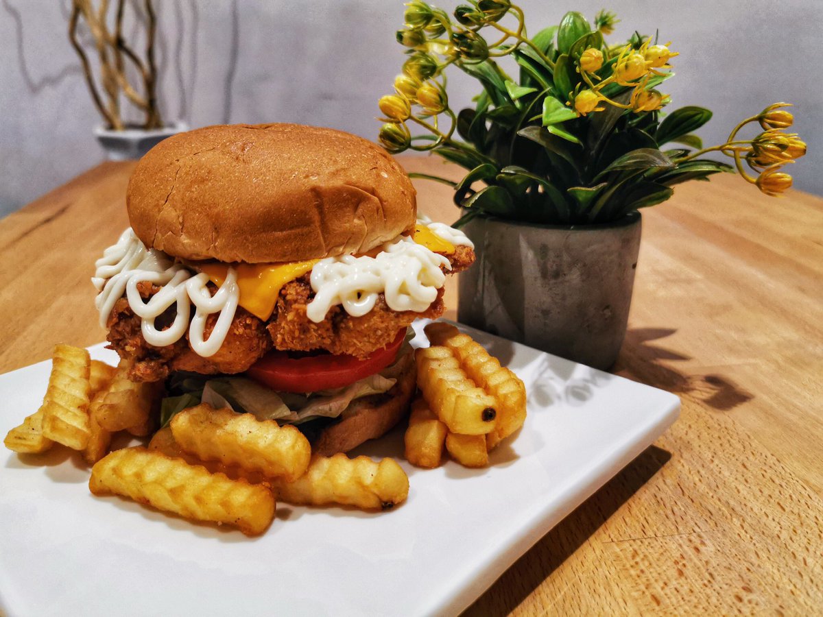 Casu_Cafe's tweet photo. Harini terasa nak makan burger lah pulak !!! 🤤🤤🤤🤤

Roti empuk, patty daging ayam, cheese, kunyah pulak dgn fries, 🍔🍔🍟🍟

Ya ampun, sedap nya !!! 😱😱😱😱

Meh singgah casu, kat IM2,

Boleh terus waze Casu Cafe, @KuantanTV @Twt_Kuantan 🚙🚙🚙🚙 https://t.co/HAPtvVIKhs