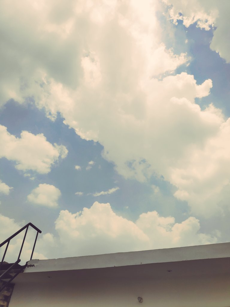 Mighty_Ciara's tweet photo. Morning trails in the skies. https://t.co/9k07YN6rhp