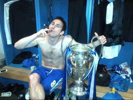 Football__Tweet's tweet image. Happy birthday to Frank Lampard, who turns 41 today.

🏟 Games: 913
🏴󠁧󠁢󠁥󠁮󠁧󠁿 Caps: 106
⚽ Goals: 303
🏆 Trophies: 14
✅ Only midfielder to score 150+ goals in the Premier League
✅ Chelsea&apos;s all-time goalscorer
✅ Fourth-most assists in Premier League history