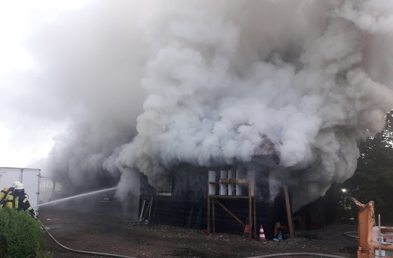 wwwFEUERWEHRde's tweet photo. #Feuerwehr #Collinghorst
Feuer zerstört Garage und Oldtimer
https://t.co/PzWG8hxZMr
#EinsatzFW https://t.co/pa7DD4IpZP