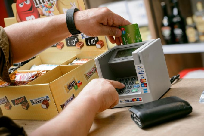 'Al meer dan 1 miljard elektronische betalingen dit jaar: stijging van 12 procent'

hln.be/geld/economie/…

#pinnen #betalen