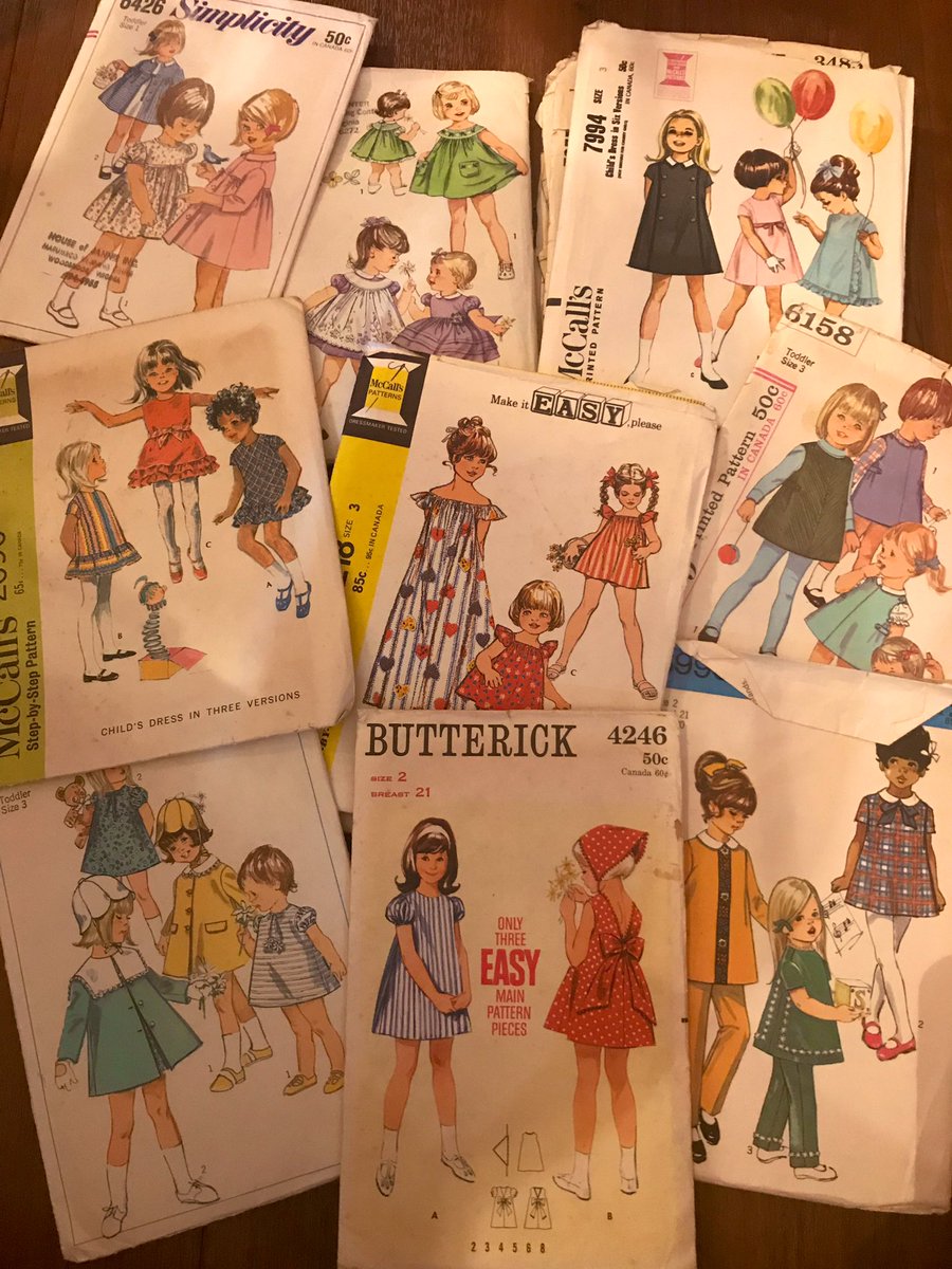 妹が実家の物置片付けてたら、母親が昔買った子供服の型紙出て来たんだけど、絵もデザインも何もかも最高に可愛すぎないかこれ 