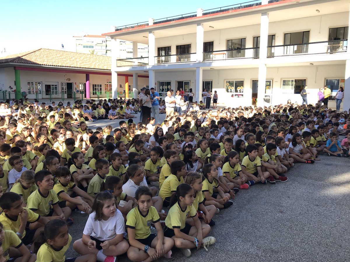 ColegioGamarra's tweet photo. ¡Buenos días! ¡Hora de la asamblea! Comenzamos la mañana con unas alumnas que nos cuentan su experiencia ayer en los #WorkshopsGamarra. Y con las pilas recargadas...¡hoy más! #enREDadosPorUnMismoSueño https://t.co/IZOwshRIIm