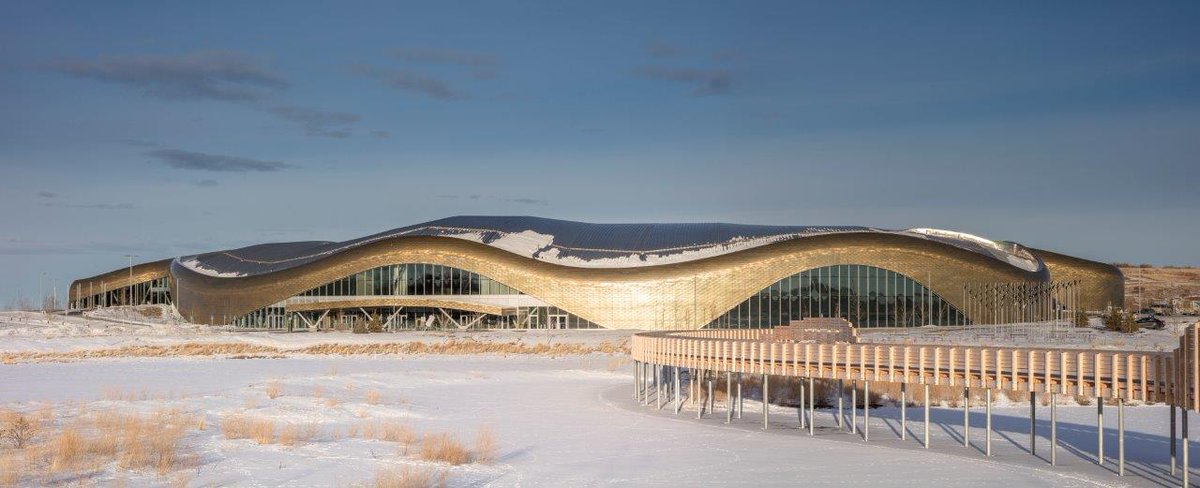 infoCobreES's tweet photo. Ahora que empieza a apretar el calor, os proponemos viajar hasta el paisaje nevado del YMCA de Shane Homes en Rocky Ridge (Canadá), un edificio serpenteante, con unas relucientes fachadas de escamas de latón. #JuevesDeArquitectura #arquitectura #cobre https://t.co/Ew4fJHdySx https://t.co/EOd5ugFtkz