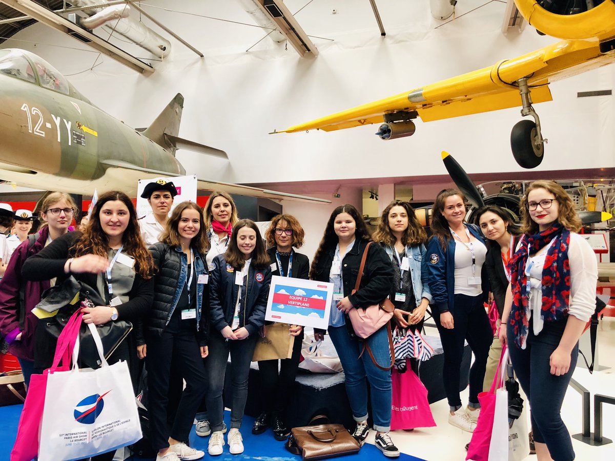 ThalesCareers's tweet photo. En voici une belle #team de talents ⭐️ ! Les étudiantes et les marraines @thalesgroup @MarineNationale @enacfrance sur-motivées partent à l’assaut du #SalonDuBourget 💪🏻 #StayTuned #EBBourget https://t.co/ZZREkOy209