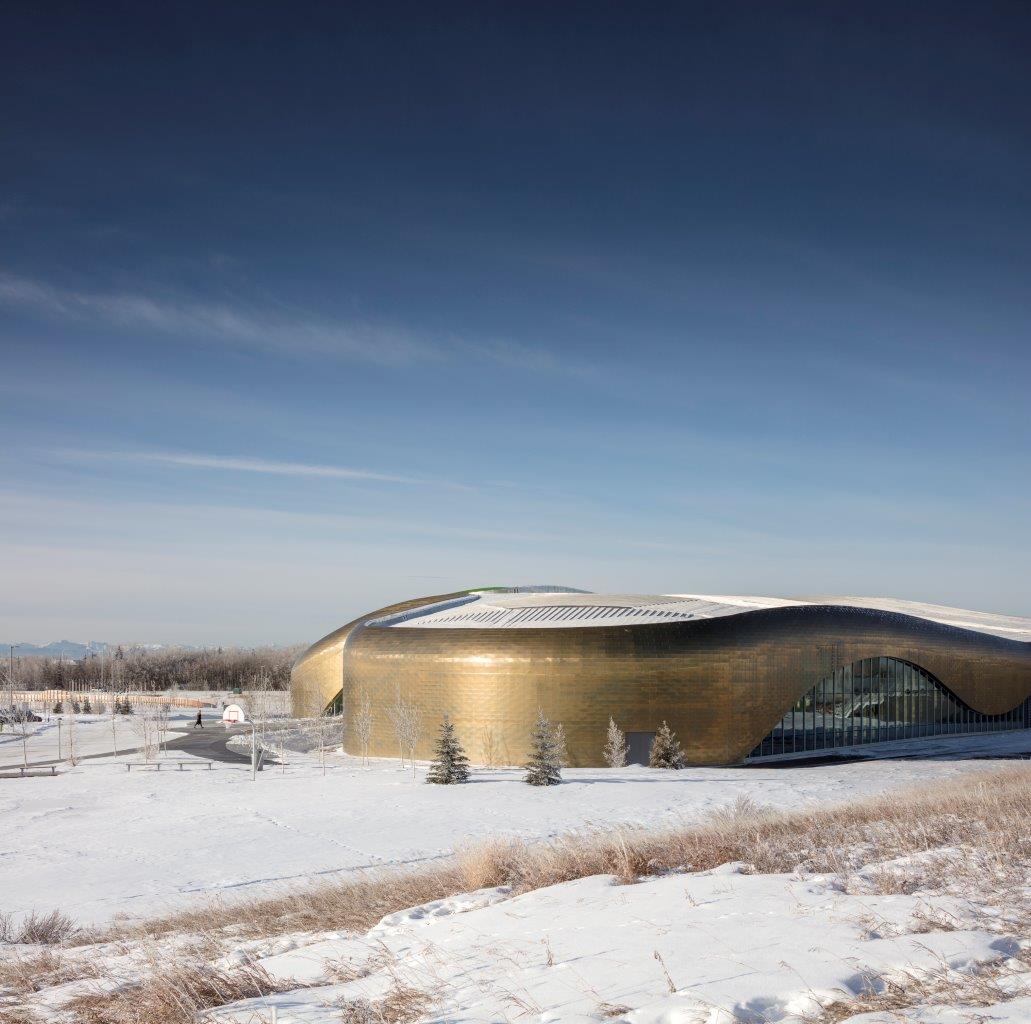 Ahora que empieza a apretar el calor, os proponemos viajar hasta el paisaje nevado del YMCA de Shane Homes en Rocky Ridge (Canadá), un edificio serpenteante, con unas relucientes fachadas de escamas de latón. #JuevesDeArquitectura #arquitectura #cobre copperconcept.org/es/referencias…
