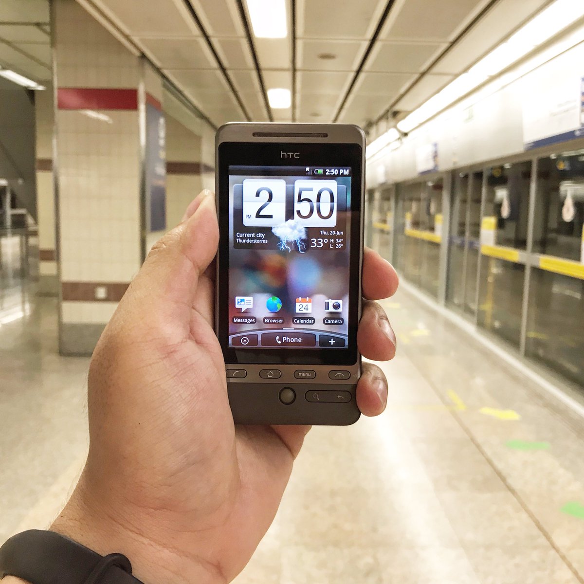 realaiit's tweet photo. Using the 1st #android with #hTcsense in 2019!!! #hTc m3 #htchero @ สถานีรถไฟหัวลำโพง กรุงเทพ https://t.co/aKefoYyCBP… https://t.co/k9slQLpnDu