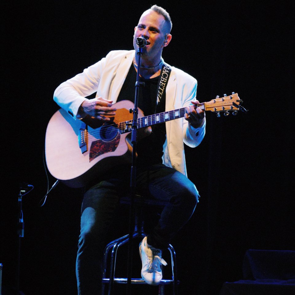 The factor that defines the leaders of the pack in the music industry is a combination of a great voice and being able to write hits. This is completely true for the multi-talented Garth Taylor, the singer/songwriter from Johannesburg elegant-entertainment.com/entertainment/…