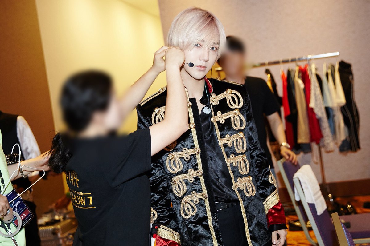 13elieveSG's tweet photo. [HD PIC] 190620 Super Junior Facebook Update - #PinkMagic Yesung looking so dreamy in blond hair! His gaze melts our hearts 💕💙😍 [2P] https://t.co/7C8yTXNnyO