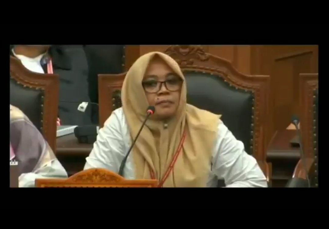 Coba diperhatikan secara teliti seperti nya orang yg sama.