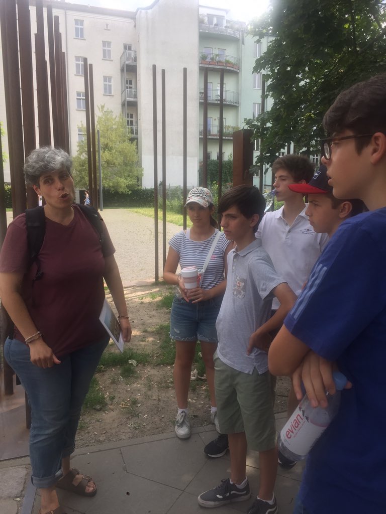 ia_deutsch's tweet photo. Vierter Tag - warmer Tag! Unterricht, super Mittagessen, Spaziergang an der Berliner Mauer und super Eis am Abend! https://t.co/7ei68oeLLm