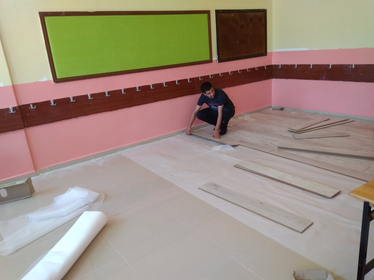 Okulumuz öğretmenlerinden Hamdi Dinçer, önümüzdeki sene 1. sınıflar severek okula gelsinler, sıcak ve temiz sınıfta ders işlesinler diye sınıfını boyayıp zemine laminat parke döşeme yapıyor..

Teşekkürler <a href="/hmddncr/">hamdidincer</a>..🙏😎👍

<a href="/siverekmem63/">Siverek İlçe MEM</a> <a href="/NKapanoglu/">Nuri Kapanoglu</a>