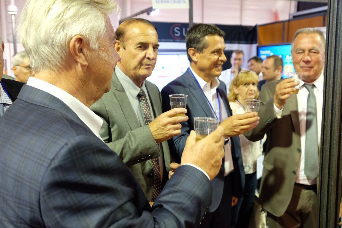 Agglo_Beziers's tweet photo. Visite des stands du Salon des maires ce matin qui réunit élus locaux et décideurs publics de l’#Hérault! #lagglo #salondesmaires #amf34 #amf https://t.co/5HXCdJZyCr