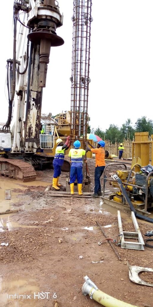 AmbroseJames12's tweet photo. Progress with construction of the new #Mabang bridge. This strategic bridge connects #Moyamba district with #WesternArea, & parts of #PortLoko district. It will facilitate trade, enhance agriculture, education & help reduce travel time & cost. #NAOSL #EUSierraLeone @TomVensEU https://t.co/ikGca8hUSZ