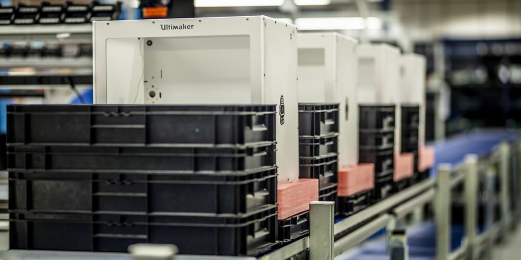 Ultimaker's tweet photo. #HowToMakeAnUltimaker - When the panels are ready and all parts are placed in poka-yoke inlays, the complete set is transported through the production area on a roller conveyor ready for assembly. #Ultimaker #InnovateEveryDay https://t.co/YXzRHjHvw8