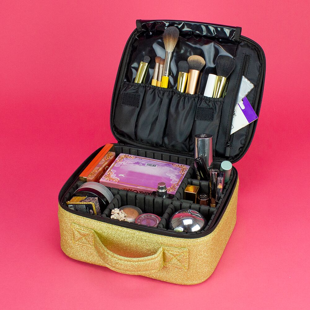 Inside our sparkling Allure case ✨ This case is super protective so perfect for travel, and the dividers are changeable to suit your makeup! Perfect if you're an #MUA or just #MakeupObsessed 💕Shop now: bit.ly/2ZDBgAV