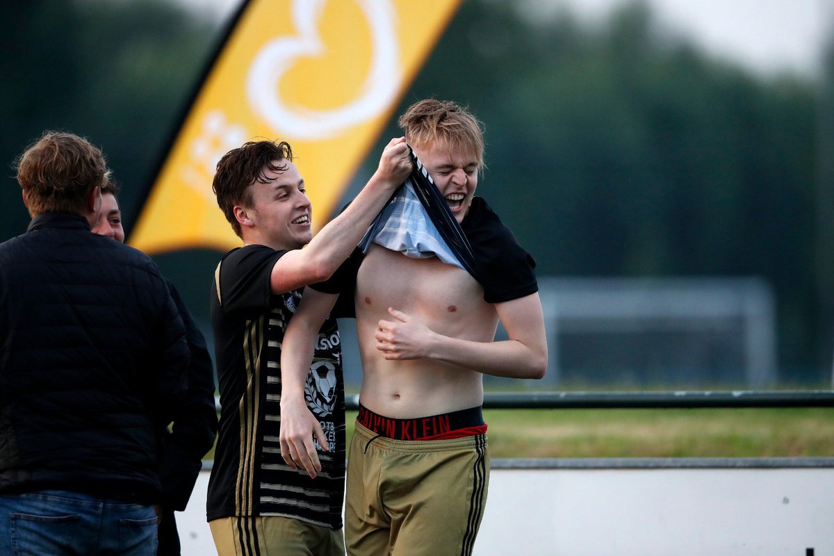Jeroen Manschot is vanaf vandaag mijn favoriete Eredvisie scheidsrechter. 

Ik trok gisteren Matthy zijn shirt uit, en kreeg daarvoor geel hahahaha (en heb de kaart na de wedstrijd zelfs mee naar huis gekregen!!!!)