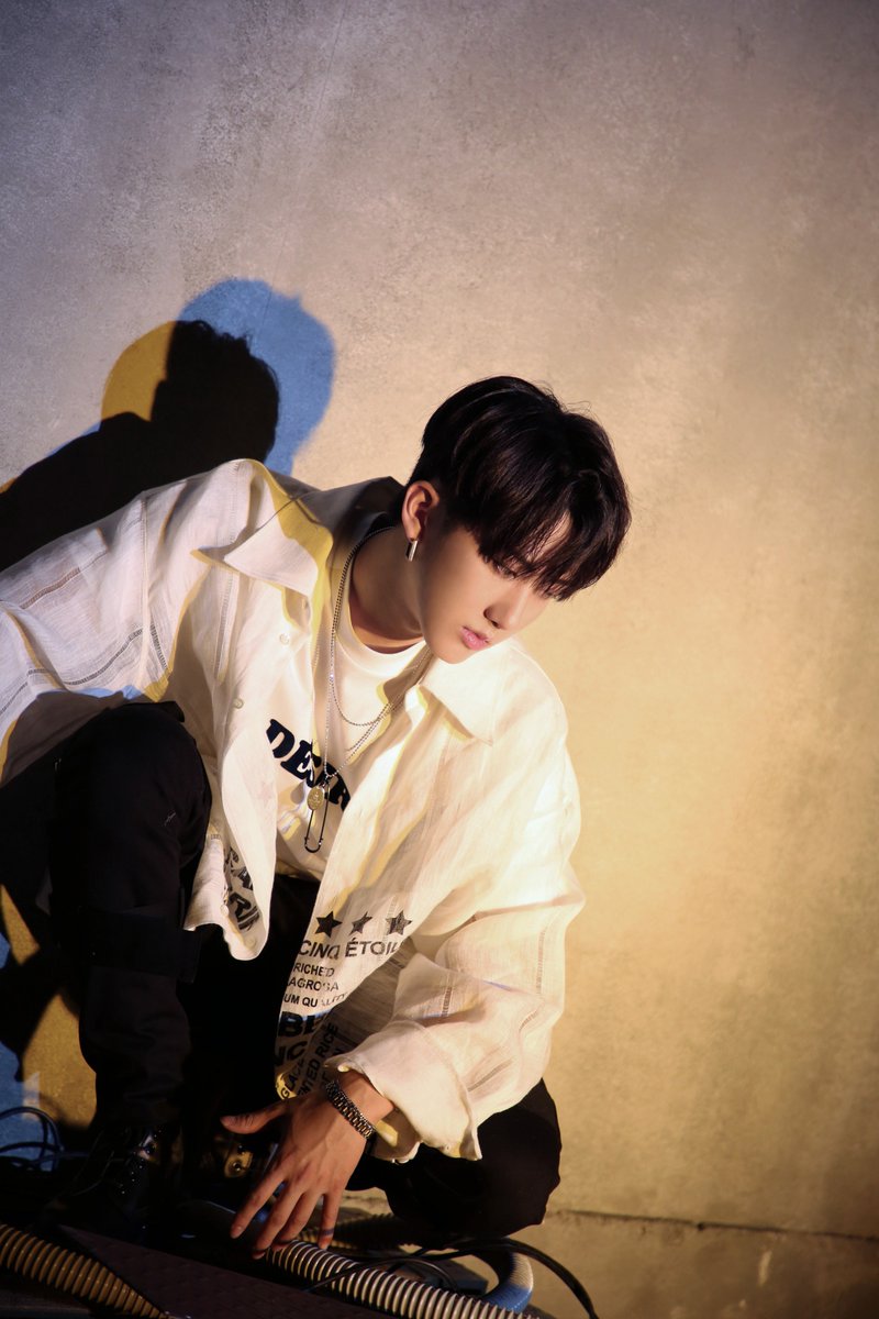 Stray_Kids's tweet photo. Stray Kids(스트레이 키즈) <Clé 2 : Yellow Wood> 
자켓 촬영 비하인드 #2

#StrayKids #스트레이키즈
#Clé2_YellowWood #부작용
#YouMakeStrayKidsStay https://t.co/Dg7L0lfJPW