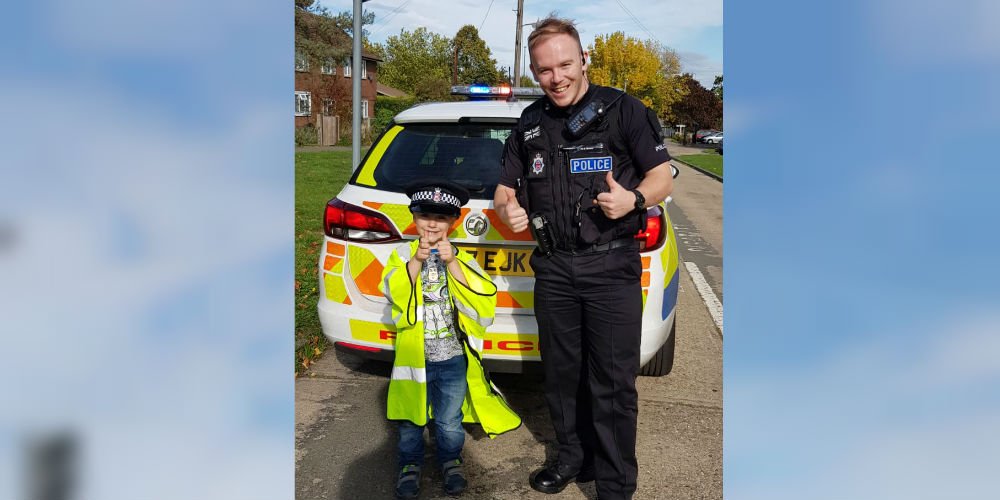 EssexPoliceUK's tweet photo. #LiesYourParentsToldYou
 
"See that police officer, they'll arrest you if you don't behave."
 
We're here to help too you know...just ask our new recruit, James. 

#ProtectingEssex https://t.co/Ff4Alu00oC