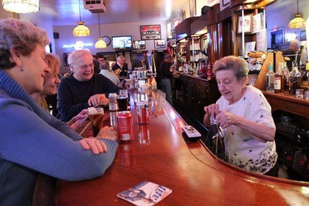 barlv's tweet photo. Šonakt, 95 gadu vecumā, mūžībā ir devusies pasaules vecākā bārmene Vanda. Viņa nostrādāja Čikāgā “Stanley's tavern” 42 gadus. Viņas klienti bija viņas ģimene. Lai vieglas smiltis pasaules vecākajai bārmenei! R.I.P. https://t.co/0QBke40cXA