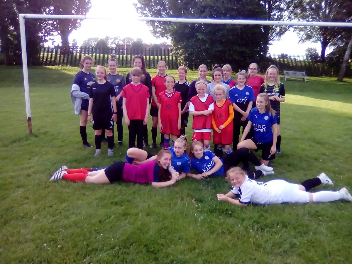 BarrowTownFC's tweet photo. A brilliant turnout for the girls u13's and u16's training session on Wednesday night ⚫🔴⚽️🔥

#WeOnlyDoPositive #thisgirlcan #Girlsfootball https://t.co/Ql65UGbEkS