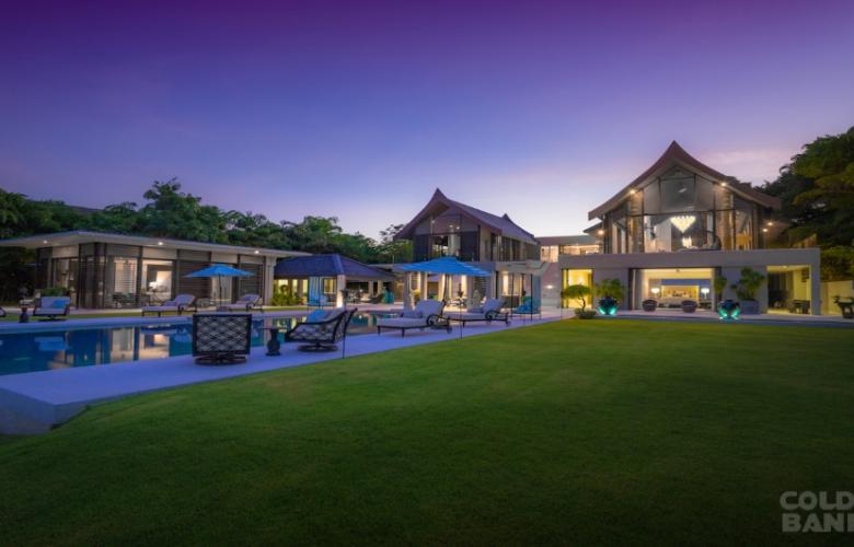 SuayPhuket's tweet photo. Perched on #CapeYamu, overlooking the turquoise waters of the World heritage protected #PhangNgaBay, sits this stunning 5 bedroom villa #forsale by #NorbertWitthinrich from @CB_Phuket .

See more: https://t.co/JQD2bwUG1L

#Phuket #Luxuryvilla #Phuketvilla https://t.co/nTYmR0nlcr