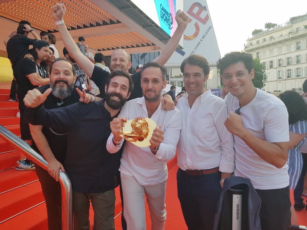 ¡La campaña de <a href="/Ruavieja/">Ruavieja</a> #ElTiempoQueNosQueda está dando mucho de qué hablar! ¡Oro a la mejor Estrategia Creativa, 2 Platas en "Creative Data y Social" y 1 Bronce en la categoría "Direct" en el prestigioso <a href="/Festival_Cannes/">Festival de Cannes</a>! ¡Sin palabras! #MarcasConPropósito