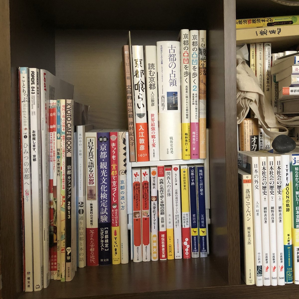 咲羅 ダイソーで見つけた お助け本棚 が便利 文庫本やマンガを前後 上下に無駄なく収納 T Co X7zg6frabf これ買ったんだけど下段に文庫入れれば上段は単行本って使い方もできるので中々便利