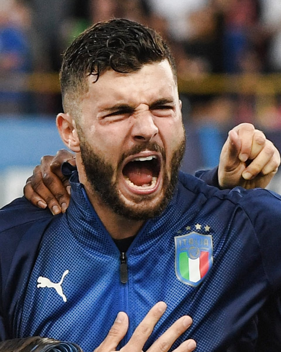 国歌斉唱するイタリア代表に思わず耳をふさぐエスコートキッズがかわいすぎると話題に Togetter