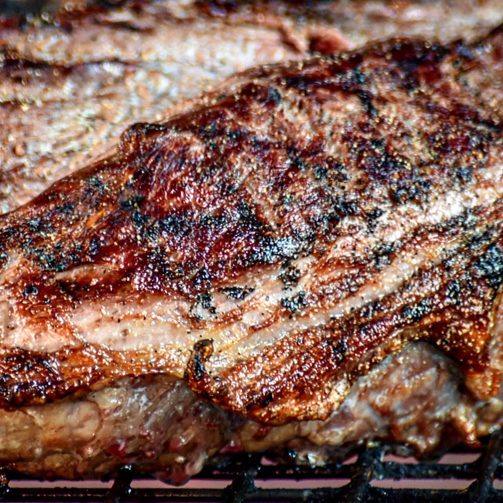 FeastInfo's tweet image. Developing a bark or crust, that produces amazing flavour is one advantage you can only get cooking over livefire, steak searing away ready for lunch @ #oundle today @woburncf @TrailblazerBBQ 😋🔥 #livefirecooking #streetfood #bbq #steak #meat #local #town #thursday #chargrill