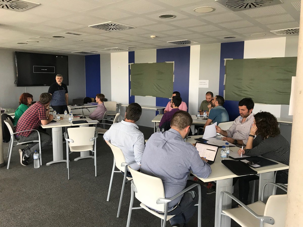 espaitec's tweet photo. Para innovar hay que combinar empeatía, aprendizaje, creatividad y flexibilidad. También hacerse buenas preguntas. La 2ª sesión de formación de #CSGP2019
se centró en #designthinking. Compartimos algunos consejos aprendidos para innovar en la empresa 👉 https://t.co/ExYs4U3g4T https://t.co/UO3g7SCo7E