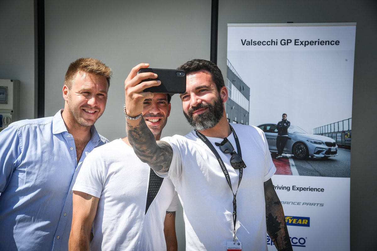 davidevalsecchi's tweet photo. DUE GG CON VOI A TUTTO GASSSSS! ๐
Grazie a tutti per aver partecipato e grazie a @MarcoMelandri33 per avermi accompagnato!
#ValsecchiGPExperience
@BMWItalia @SparcoOfficial https://t.co/XoCdP0fTsV
