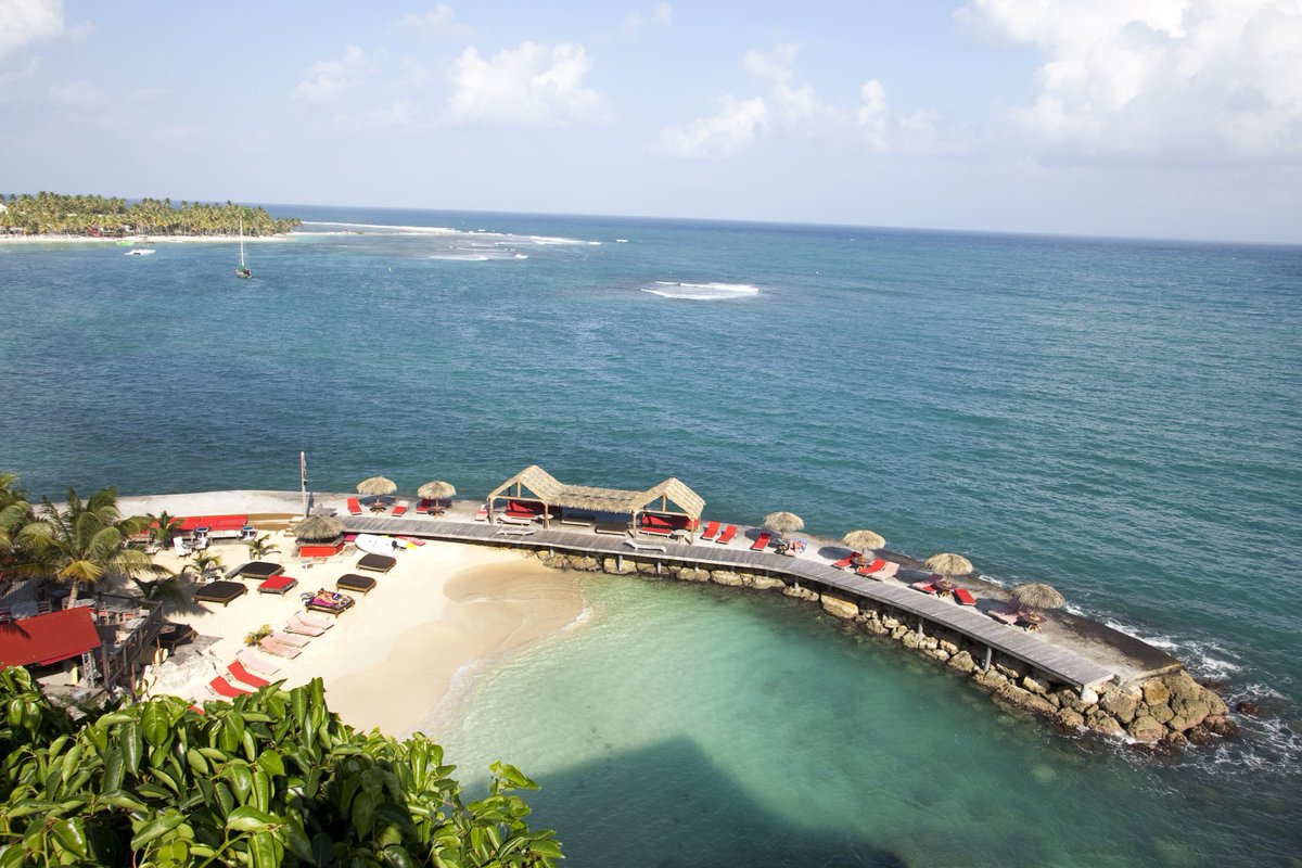 evasionspirit's tweet photo. Vivez une échappée belle au Toubana #Hôtel &amp; Spa, juché sur un promontoire surplombant la mer des #Caraïbes, avec sa belle #plage de sable fin tapissée de cocotiers et sa grandiose piscine à débordement. 💙🇬🇵🌴
#Guadeloupe #voyage #Vacances 

 ➡️ https://t.co/E9aqdRehLL https://t.co/lujHo9iZA0