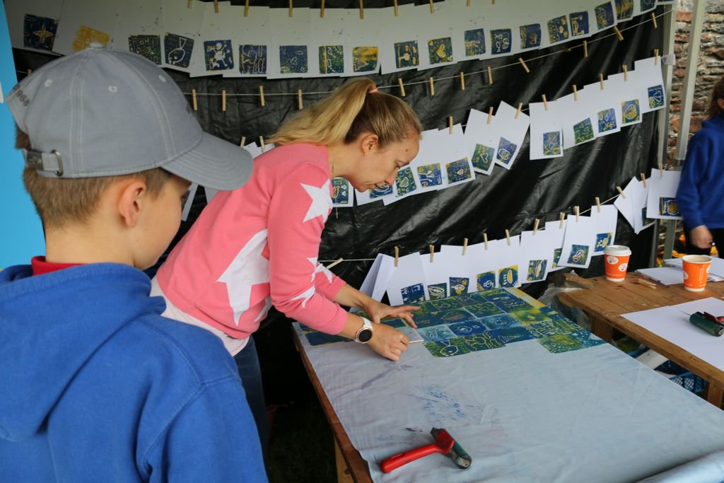 CaerphillyCBC's tweet photo. Pupils making a statement with the help of Head 4 Arts highlighting the causes of pollution through tile printing. @cadwwales #CaerphillyCleanAirWeek https://t.co/57pHxeU6Ix