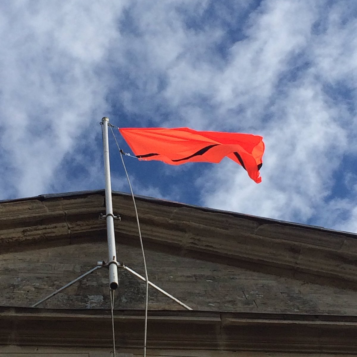Very proud that <a href="/WitneyTownCounc/">Witney Town Council</a> has today become one of the first local authorities in the country to fly the <a href="/GoRefugeeNation/">The Refugee Nation</a> flag in order to mark #WorldRefugeeDay⁠ ⁠.

Solidarity with displaced people worldwide, from the people of #Witney.
