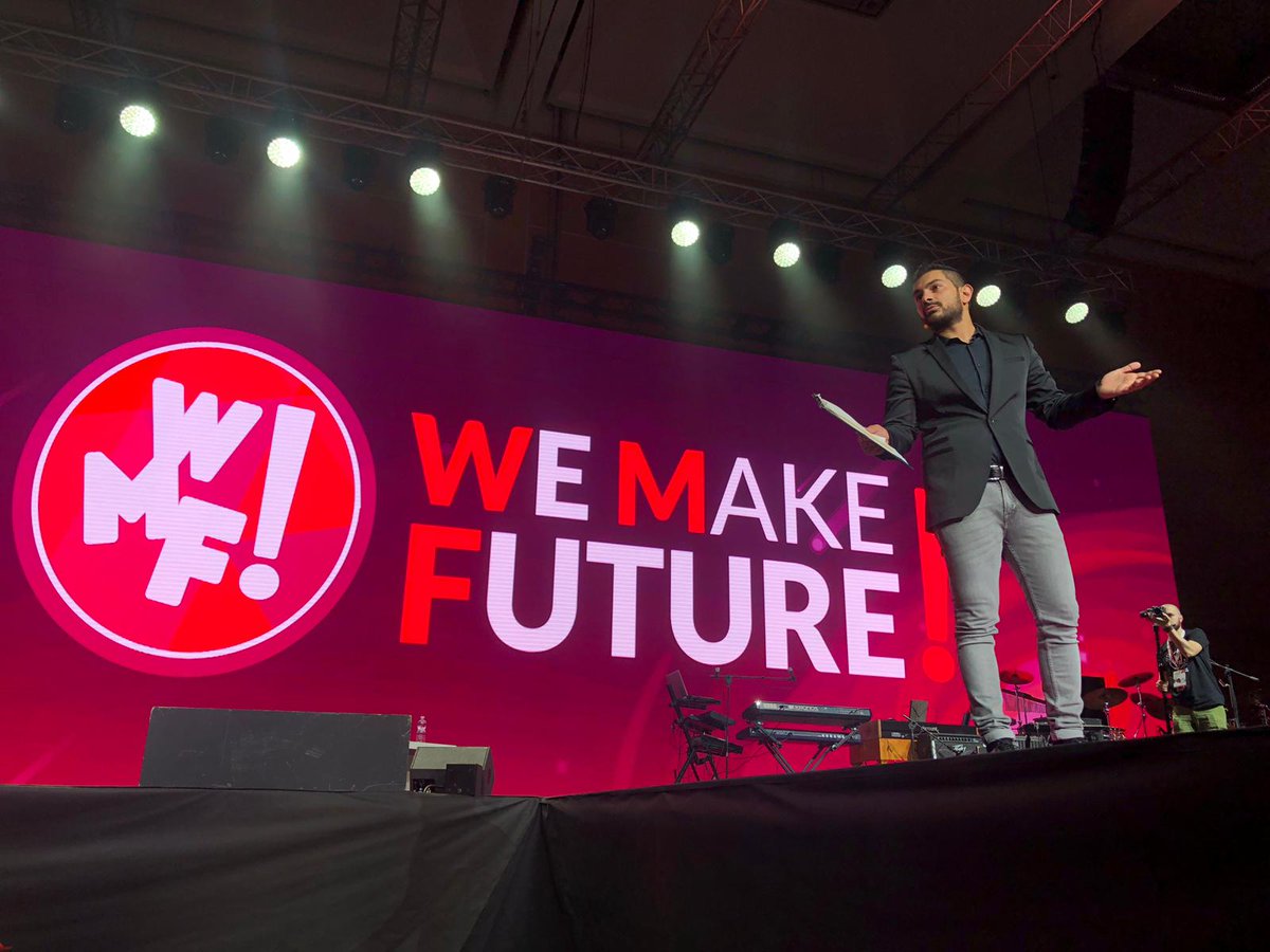 [Mainstage] <a href="/cosmanolombardo/">Cosmano Lombardo</a> "Tutti siamo sempre connessi ma creiamo delle barriere. Noi vogliamo abbattere queste barriere.  Il WMF non é solo un evento ma uno strumento al servizio della società. We Make Future. #wmf19