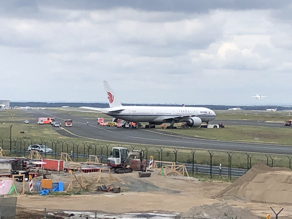 Europicus's tweet photo. Zwischenfall am #FlughafenFrankfurt #Planespotting 
#AirChina https://t.co/41uPvzsNxF