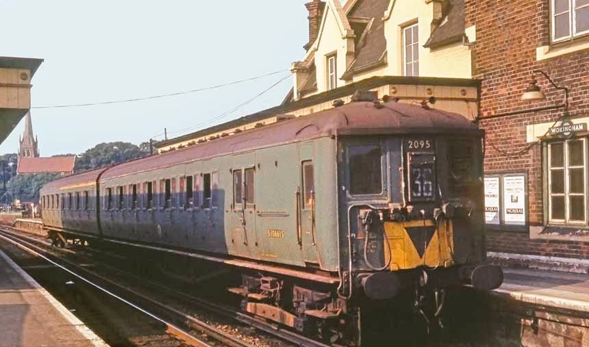 RailwayCentral's tweet photo. 2-Car BIL (#Class401) 2095 at #Wokingham 6/69 with a #Reading - #Waterloo, built for #SouthernRailway (SR) as a DC third rail #EMU during the 1930s to work long distance semi-fast services....
📸#TonyCallaghan.... @RailwayCentral https://t.co/R1IYgBr7mW