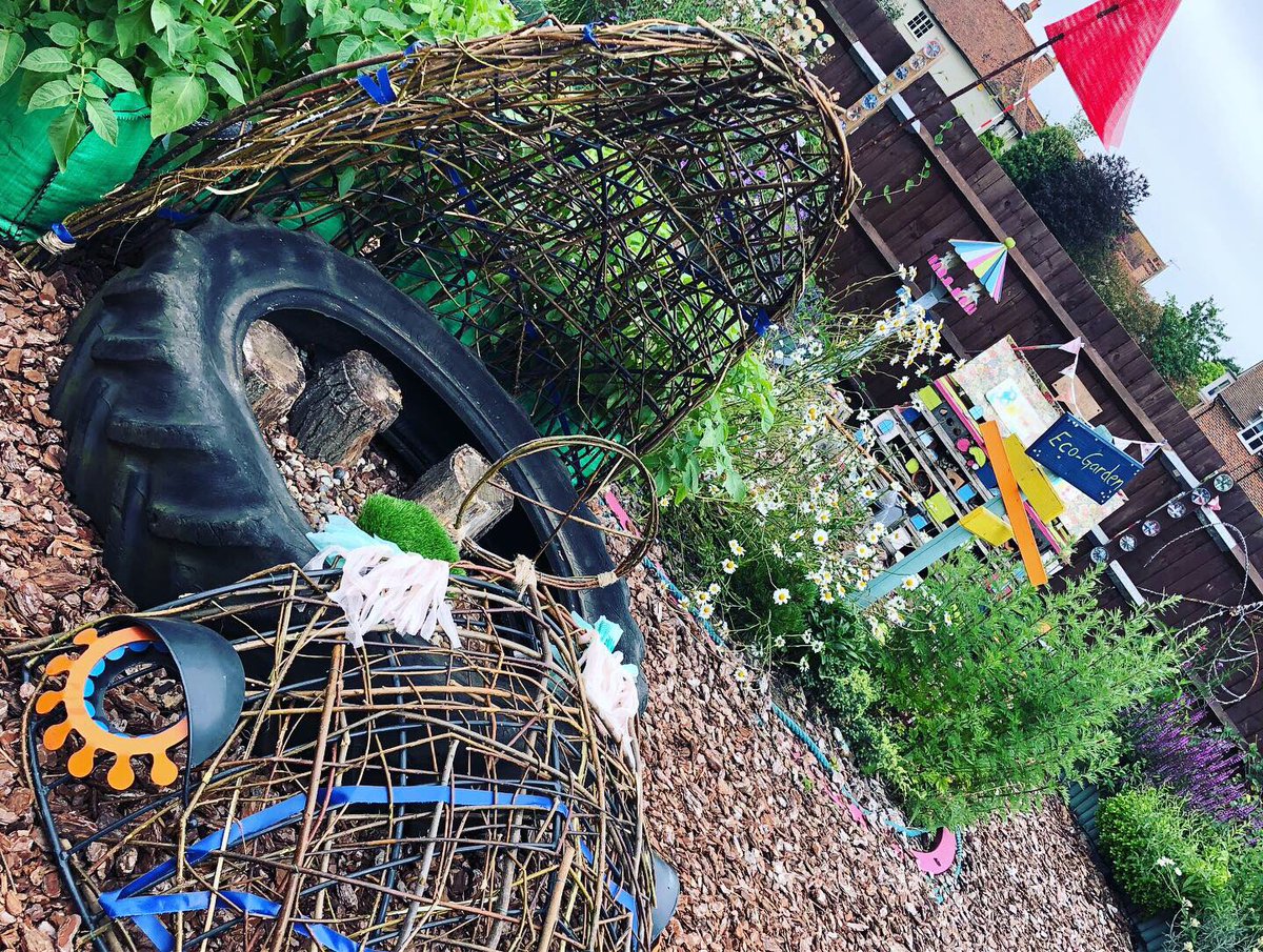 lloydwarbey's tweet photo. And here it is our Eco willow Bugmobil that the student at Felsted Pre Prep made yesterday ;) A fabulous new addition to the Eco Garden. Now just to paint the tyre....
#eco #garden #art #artattack #lloyd #school #projects #events #willow #felsted #essex #willowart @CraftShopWS https://t.co/K0I9TYQD12