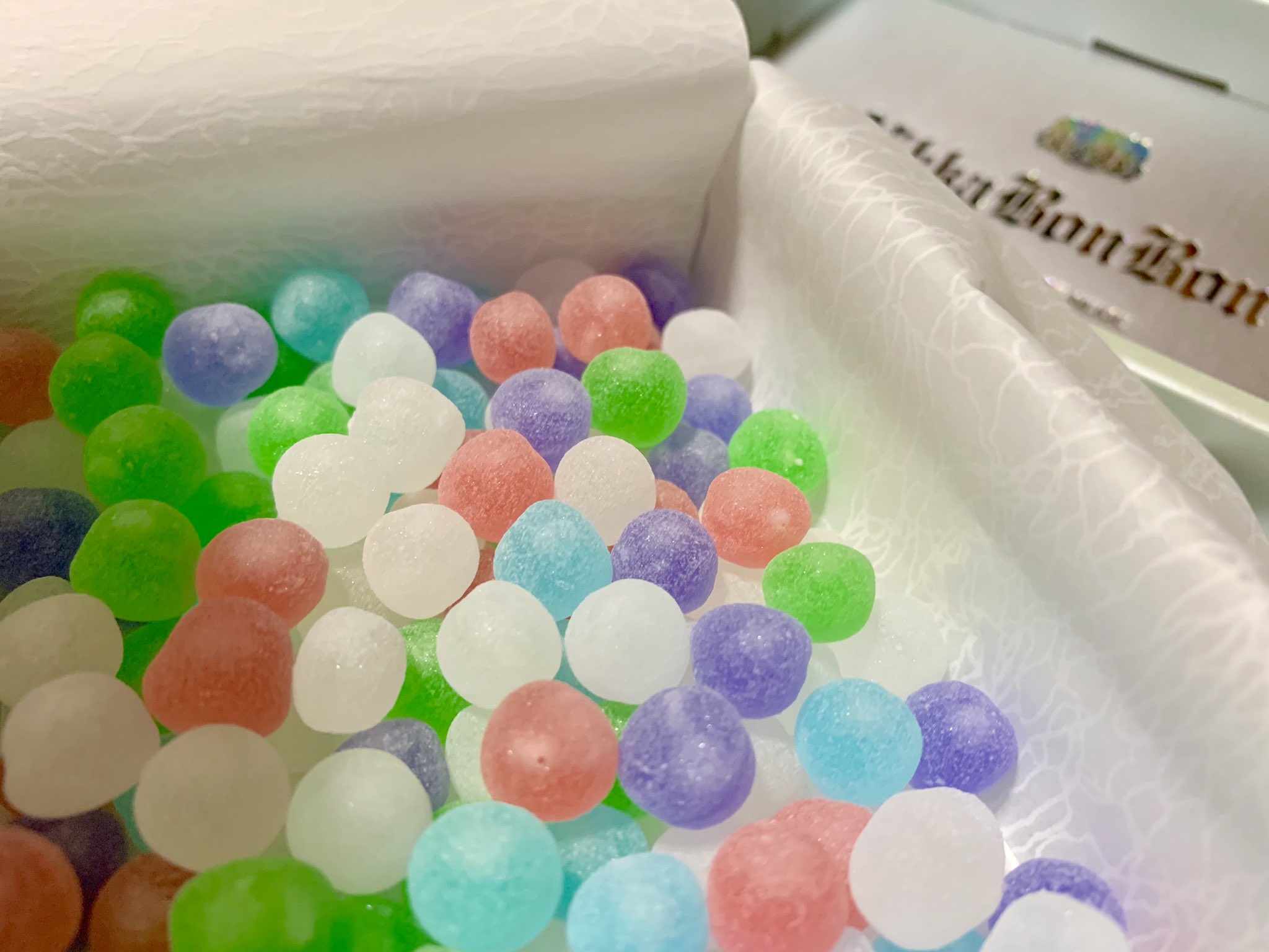 465 ニッカクリスタルボンボン ニッカウヰスキーの工場でしか買えない限定品です 砂糖菓子の中にリキュールが入ってるんですが 食感も味も見た目もとてもいい ザクッと噛むとリキュールがジュワッとでてくる これは買ってよかったなと思うお土産で