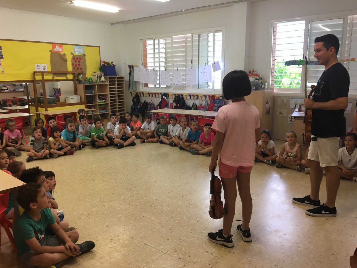 MusicaESG's tweet photo. Avui els alumnes de P5 de @santgervasicoop han rebut els alumnes de violí de l’Escola de Música! Presentació de l’Instrument, concert i jocs amb l’arquet. https://t.co/Lz5Npinf1S