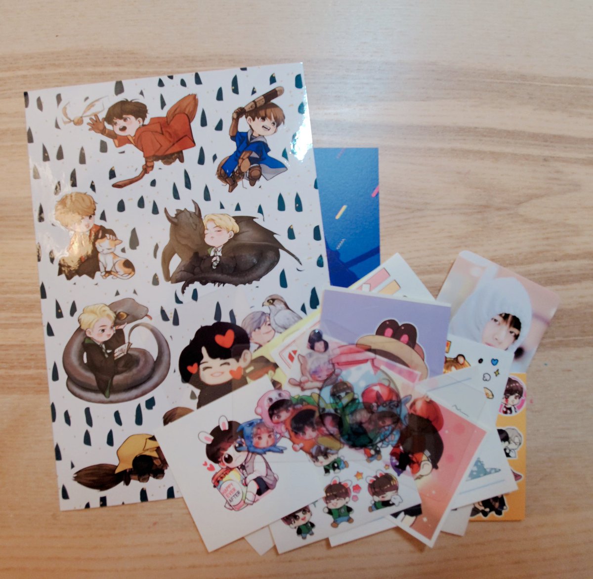 Thank you @ATM_sosad , the hogwarts stickers are absolutely gorgeous ❤ and thank you @zheongguk for the reclaim and the super cute freebies!!! #GukGO