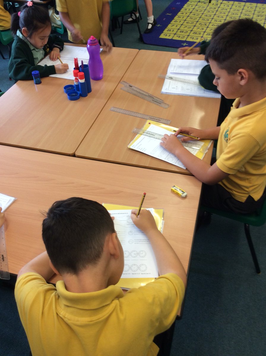 WoodpeckersMPS's tweet photo. In Maths this week we have been looking at telling the time. We have recapped o’clock and half past and today we are looking at telling the time to quarter past and quarter to. @MathsMPS https://t.co/D0alcnUZ3f