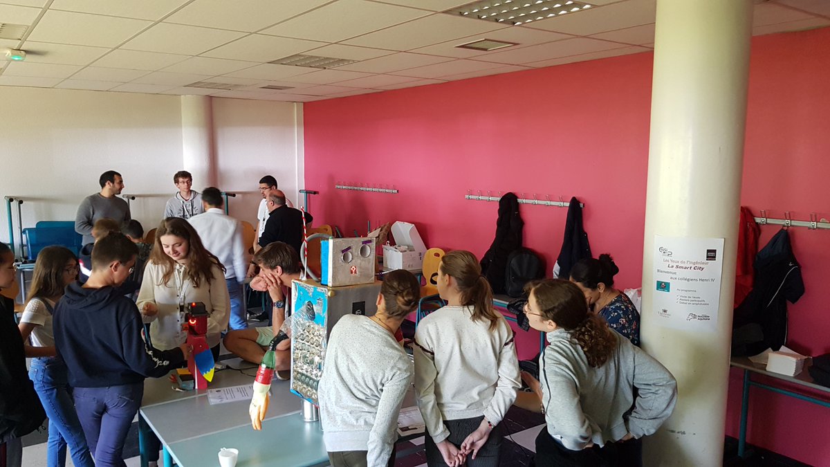 cedriccouvrat's tweet photo. Ateliers @ENSIPoitiers, écoliers et collégiens découvrent des projets technologiques. Les robots TINO des classes de l'@acpoitiers sont présents et suscitent l'enthousiasme : Jack Poubelle des @CM_Amailloux tout particulièrement @LaureBessaguet @parthlab79 @tino_project https://t.co/snwQc1wqgO