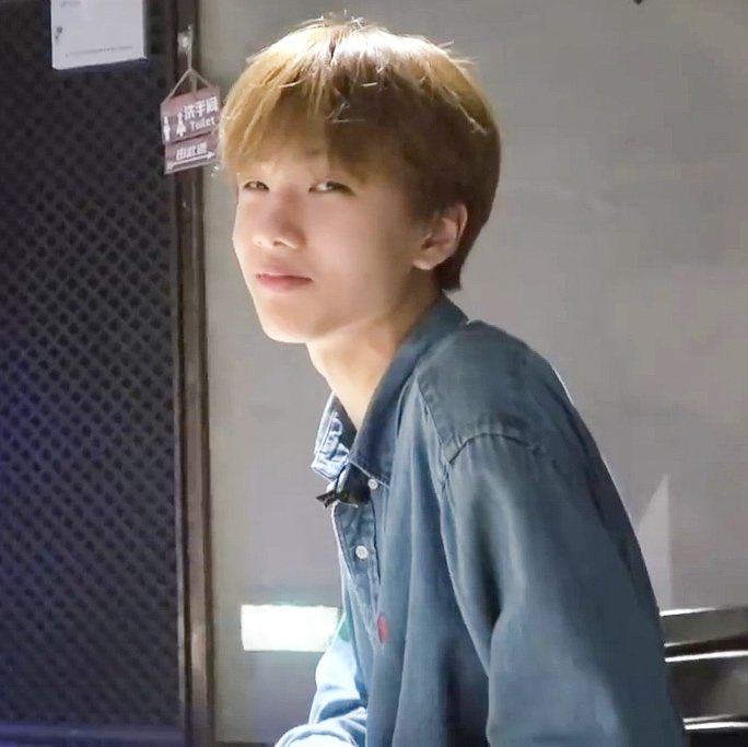 no makeup jisung is so beautiful 😭😭😭😭